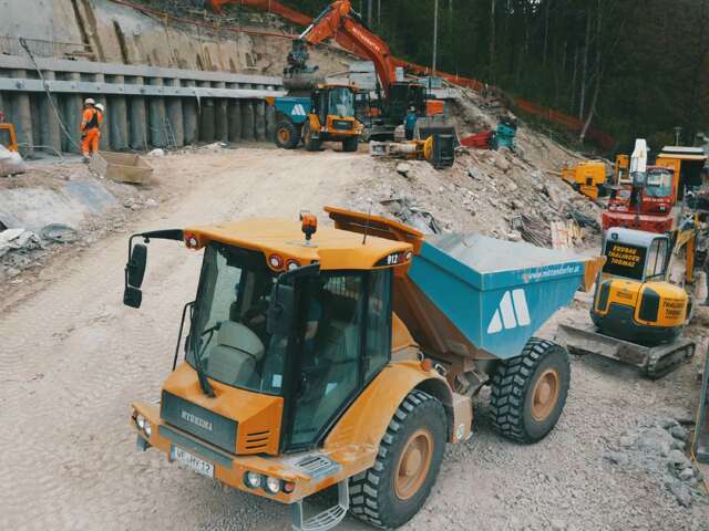 Hydrema 912GS moving tons of material through narrow roads in Austria