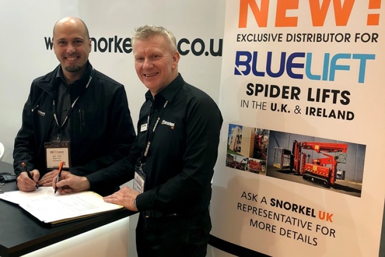 Ruthmann Italia managing director Gianpiero Marti (left) signs the deal with Snorkel UK managing director Andrew Fishburn