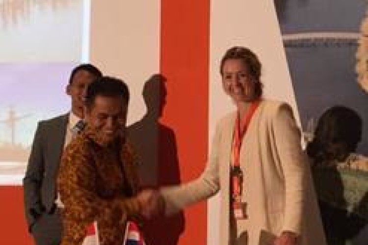Pelindo I project director Saut Fransiswoyo Siagian and Royal Haskoning&rsquo;s Berte Simons