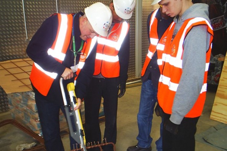 Demonstration of the DF16 rebar tier to students at the Tunnelling & Underground Construction Academy