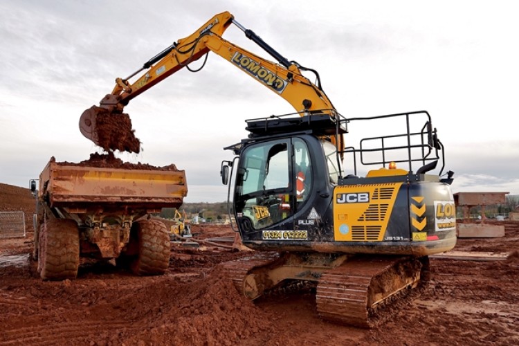 Lomon Plant has bought 18x JS131 tracked excavators