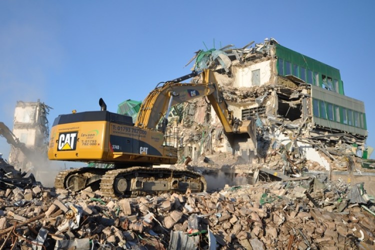 A Cat 374DL brings down the old GCHQ building in Cheltenham