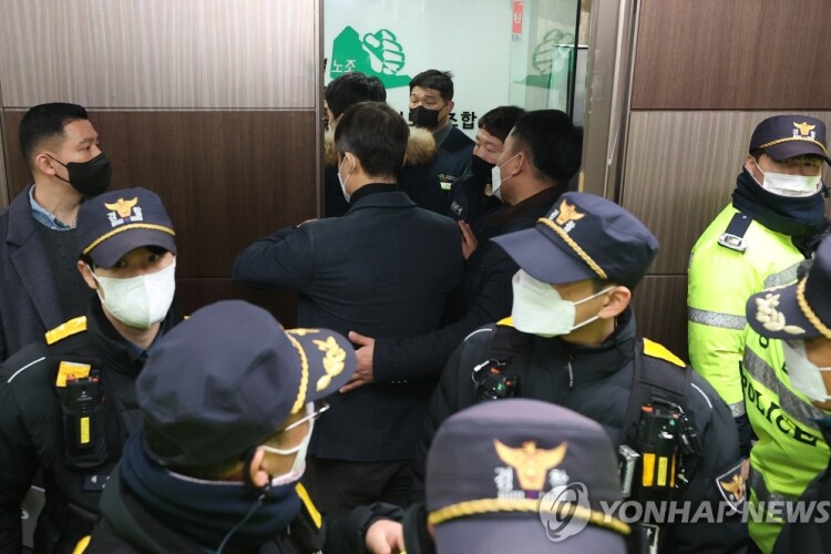 Police enter a KCTU office in the capital, Seoul, on Thursday (Yonhap)