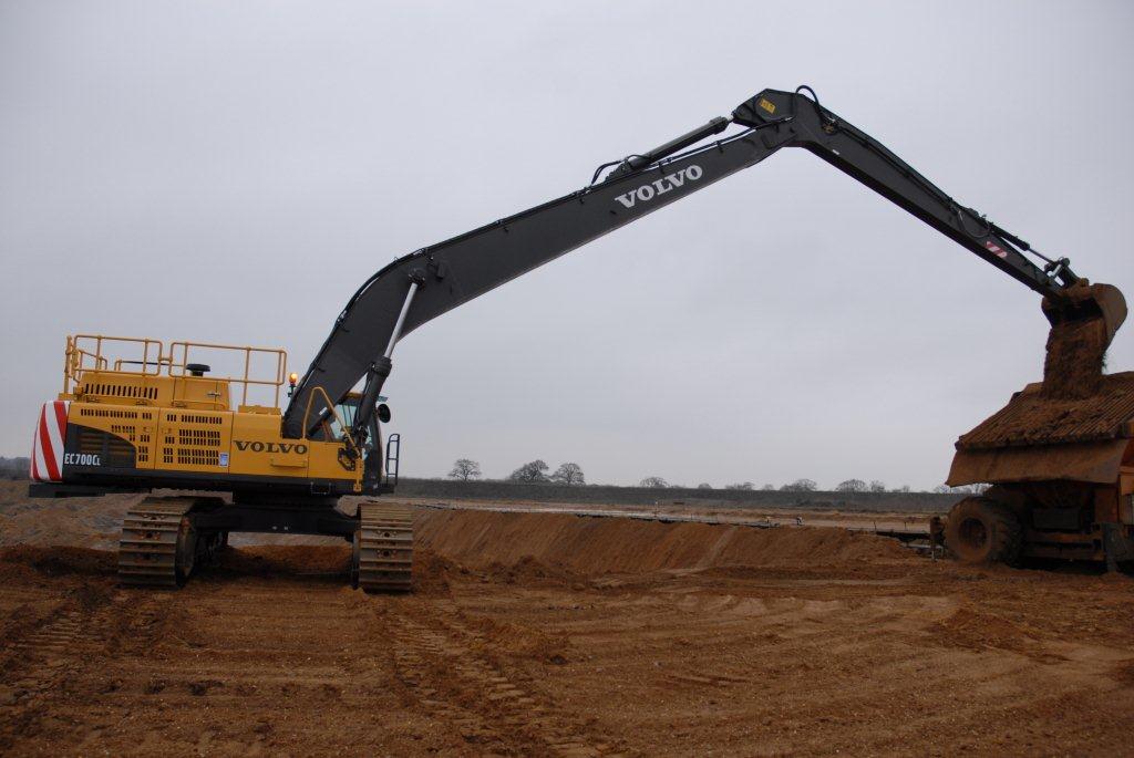 Работа экскаватором краснодарский край. Volvo ec700c. Экскаватор Вольво ec700. Volvo 700 экскаватор. Вольво экскаватор гусеничный 700.