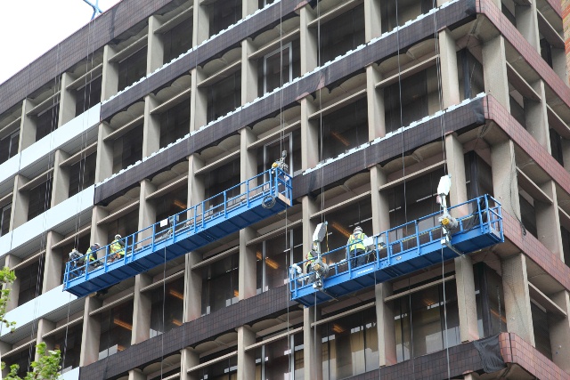 Counterbalanced cradle on Ipswich office block
