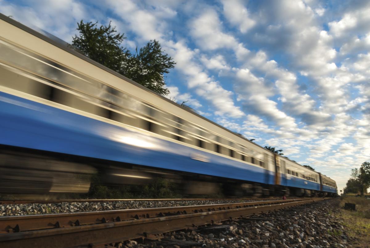 Движущийся поезд фото Thales and Siemens win Spanish high-speed rail contract