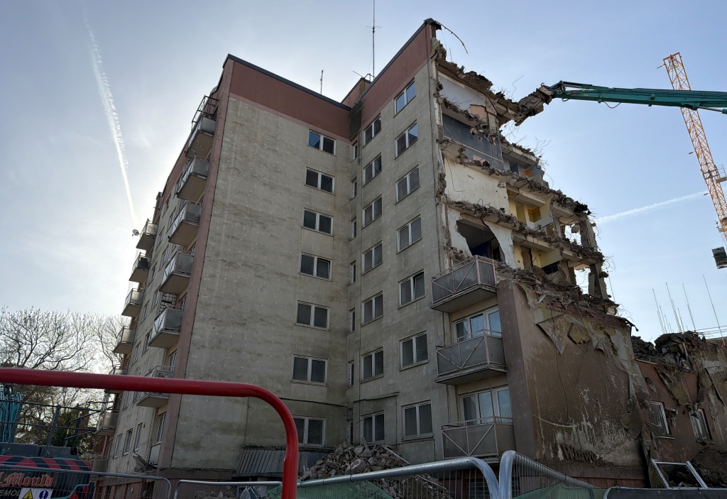 First tower block comes down for Windsor redevelopment