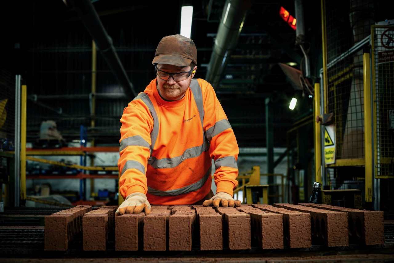 Backing for bricks baked with hydrogen
