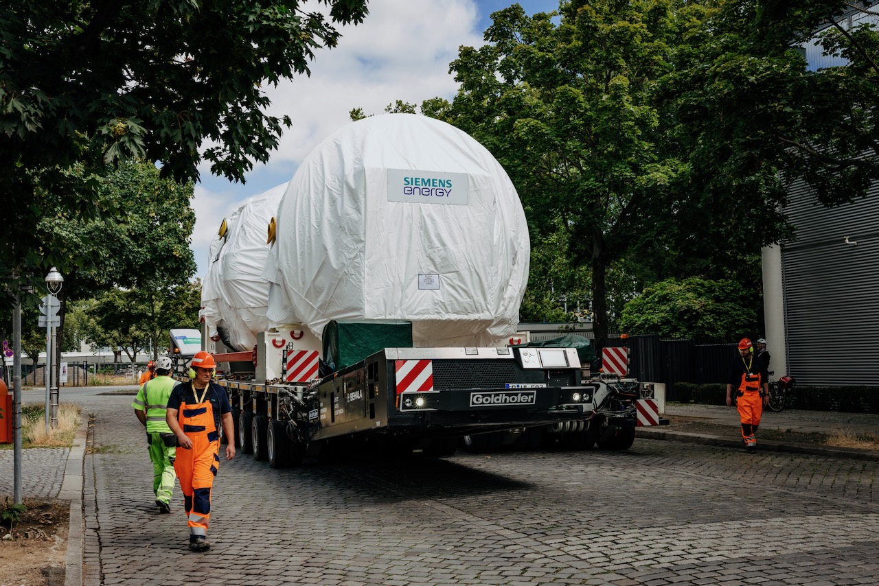 Electric power pack drives 430t turbine transport
