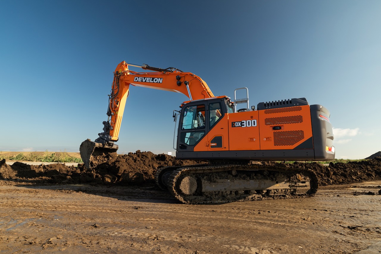 Develon adds 32t excavator to Series 9 range