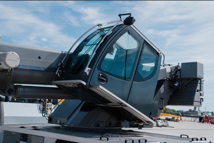 Emsley's LTM 1040-2.1 cranes have tilting operator's cabs