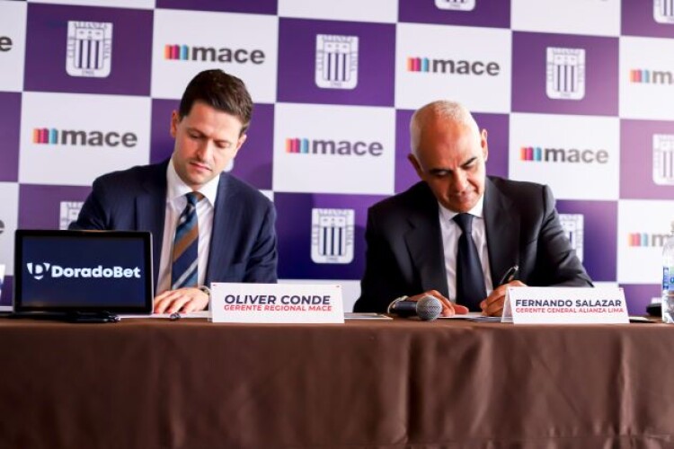 Mace&rsquo;s representative Oliver Conde (left) and Fernando Salazar, general manager of Alianza Lima, seal the deal in Lima