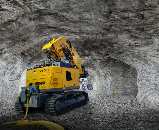 Liebherr’s R 950 Tunnel E crawler is a fully-electric excavator that can be connected to the power supply directly with its own cable or via an optional cable reel. A battery-powered travel kit is also available as an option.