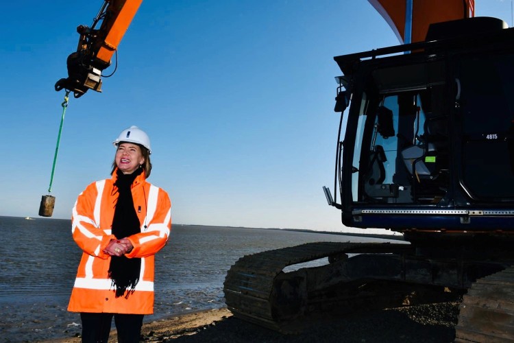 Minister Cora van Nieuwenhuizen gave the official starting signal