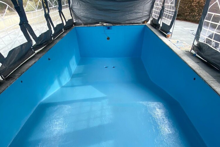 A swimming pool finished in Carbonamine