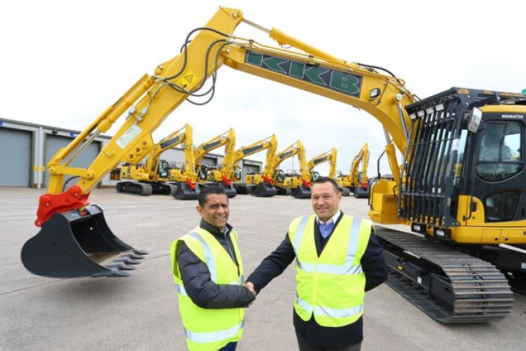 KKB owner Colin Basi (left) with Marubeni-Komatsu&rsquo;s area sales manager Dion Palk