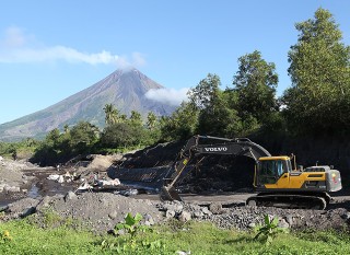 The Volvo EC210D under the Mayon volcano