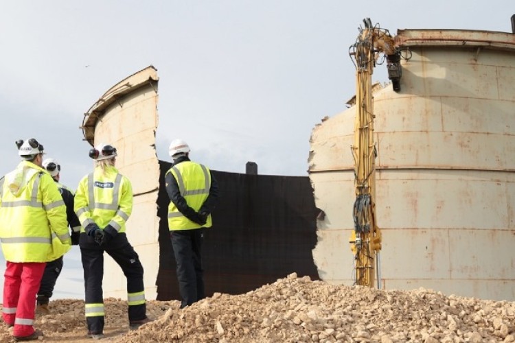 Demolition of a redundant naphtha tank