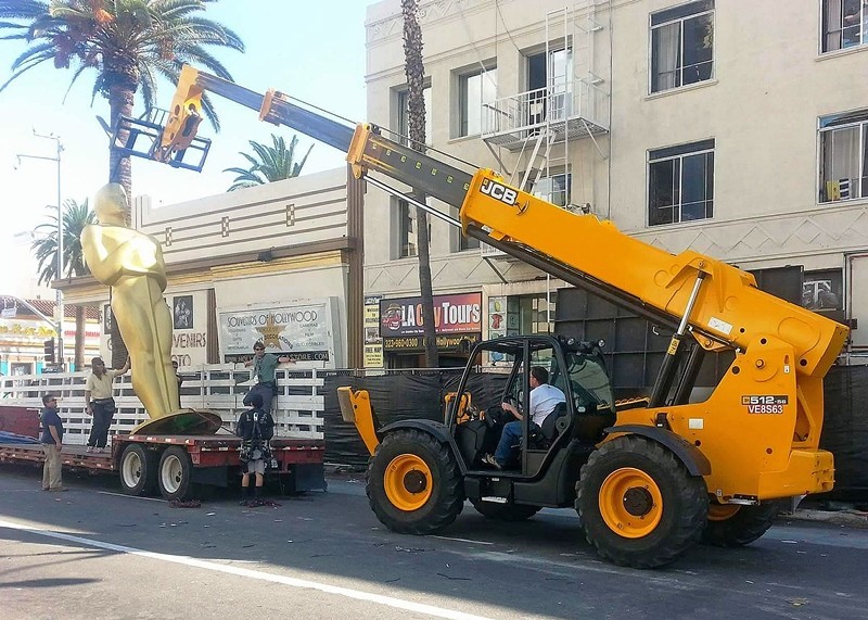 JCB Loadall muletto telescopico 1680x1708_1460550155_2016---a-jcb-loadall-telesopic-handler-makes-light-work-of-lifting-a-giant-oscar-into-place-ahead-of-the-academy-awards-ceremony-1
