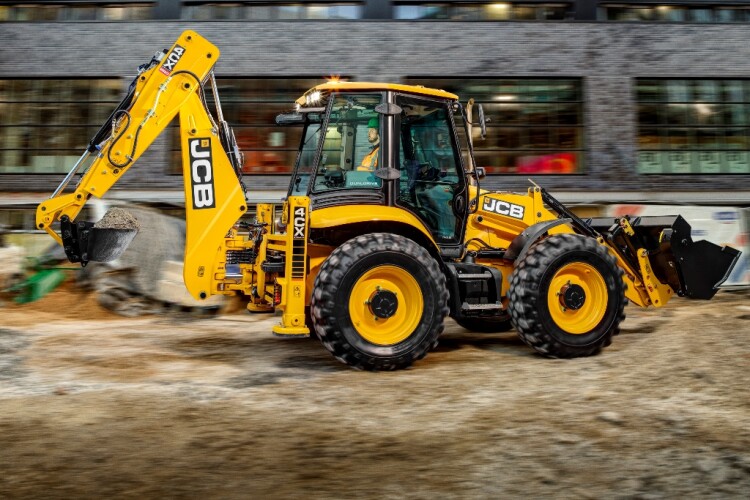 The JCB 4CX with Dual Drive