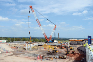 A 600t-capacity crane is used for the main bridge beam lifts 