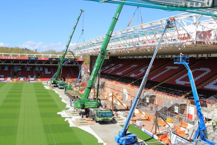 A pair of 200-tonne cranes tandem lift the Dolman Stand truss