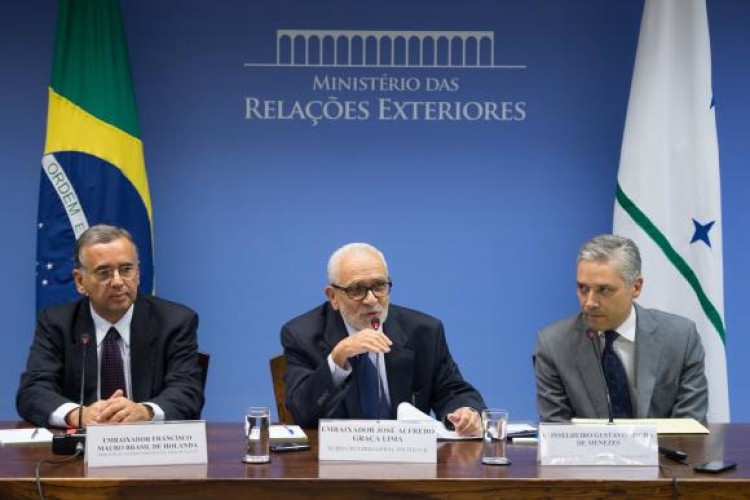  Gra&ccedil;a Lima (centre) sees potential for benefits to Brazil