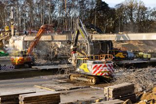 The central crash barrier meant that Tru7 was effectively “doing two bridge demolitions side-by-side,” says Clarke