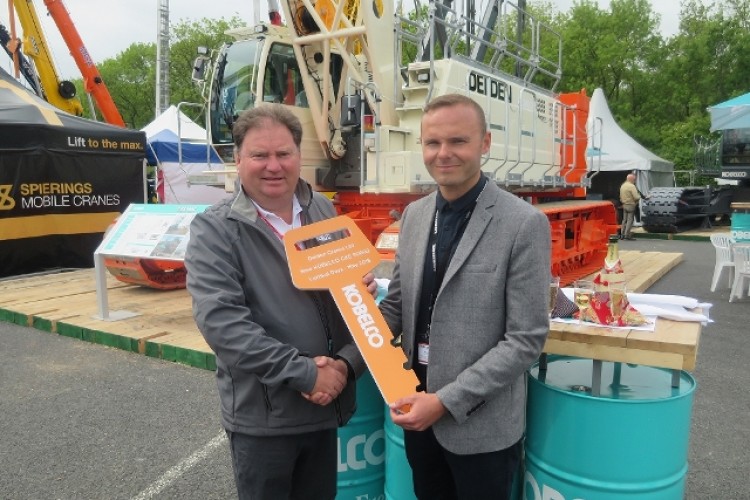 Kobelco sales manager Mark Evans (left) hands over the key of Delden Cranes&rsquo;s latest CKE900G-2 to director Sean Nyland