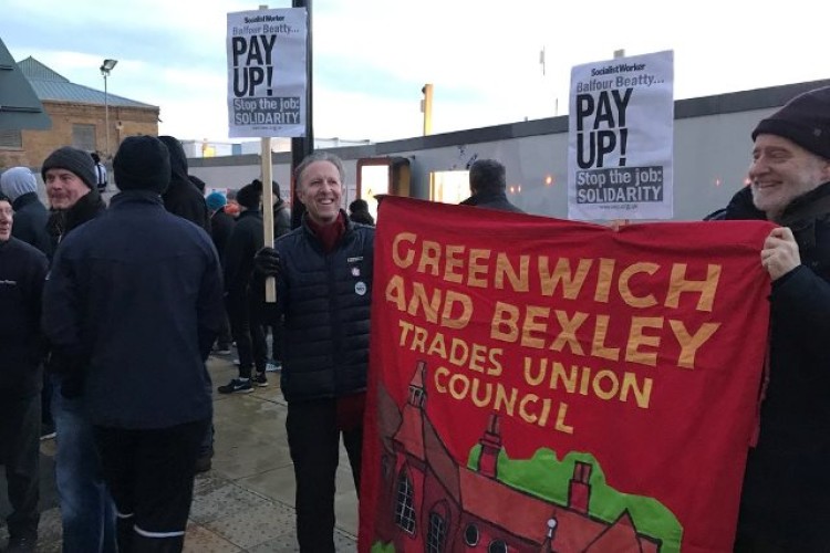 Crossrail electricians on the picket line. Photo from @resistunite