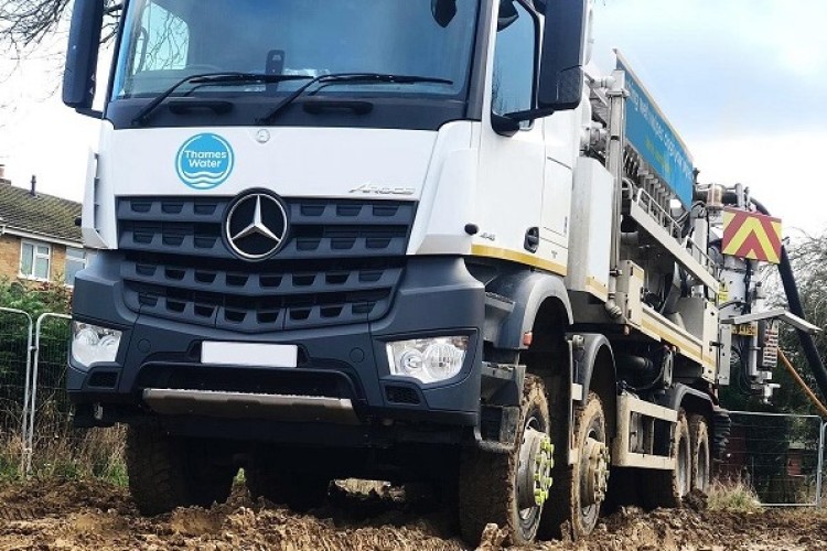 The eight-wheel drive all-terrain truck