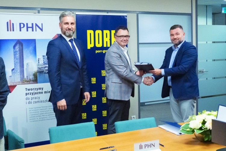 PHN vice president Tomasz G&oacute;rnicki, PHN CEO Marcin Mazurek and Porr SA CEO Piotr Kledzik