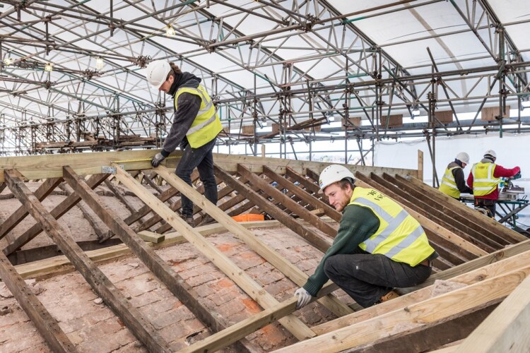 Prince’s Foundation placements working on the roof at Shrewsbury Flaxmill Maltings [© Historic England Archive]