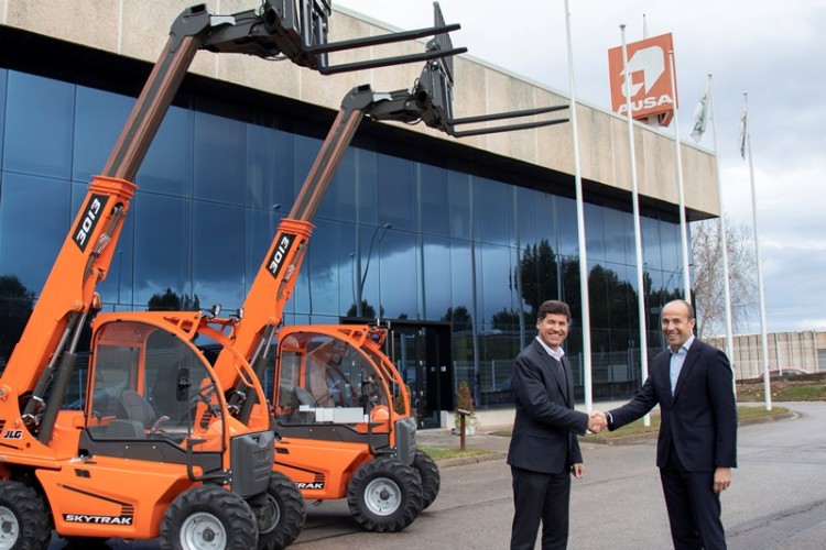 JLG engineering director Rogerio dos Santos and Ausa chief executive Ramon Carbonell