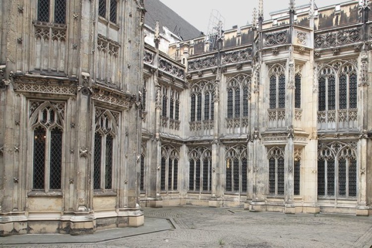 General dilapidation of stonework in the Palace of Westminster's Cloister Court (Photo &copy; UK Parliament)