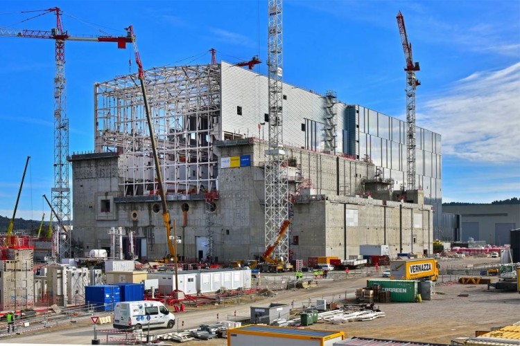 Latest progress: the frame of ITER&rsquo;s crane hall is nearly complete and a first layer of cladding now covers the south wall and part of the roof.