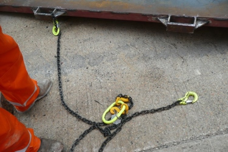 The heavy gate was suspended from the forklift using a single unsecured ring