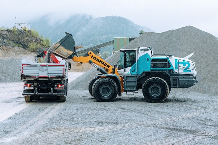the Liebherr L 566 H at work in the Kanzelstein quarry