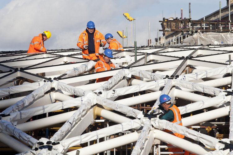 The steel roof structure of the Western Concourse rises to a height of 20 metres and spans 150 metres. 