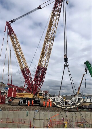 The 600-tonne Liebherr crane slowers the TBM elements