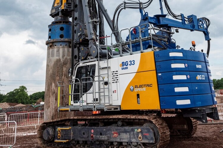 The plug-in electric Bauer eBG33 drilling rig