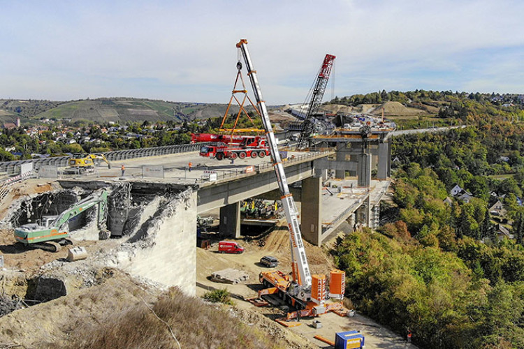 The Liebherr LTM 1450-8.1 lifted the LTM 1250-5.1 from the bridge deck