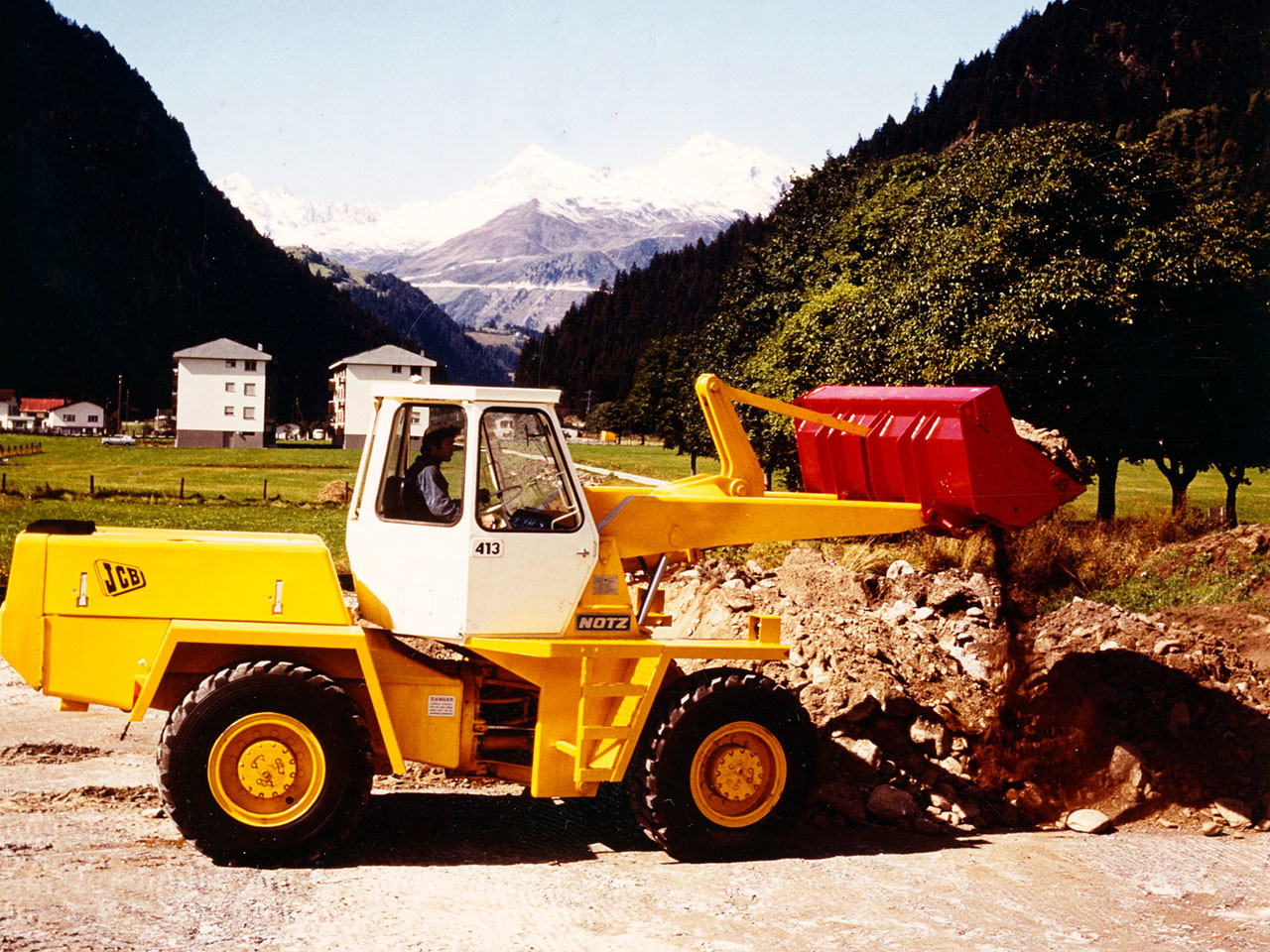 JCB nelle pagine della storia 1680x1050_1558611112_1971---along-with-the-418-the-413-was-the-first-jcb-designed-machine-and-they-featured-cabs-mounted-on-the-front-section-of-the-machines