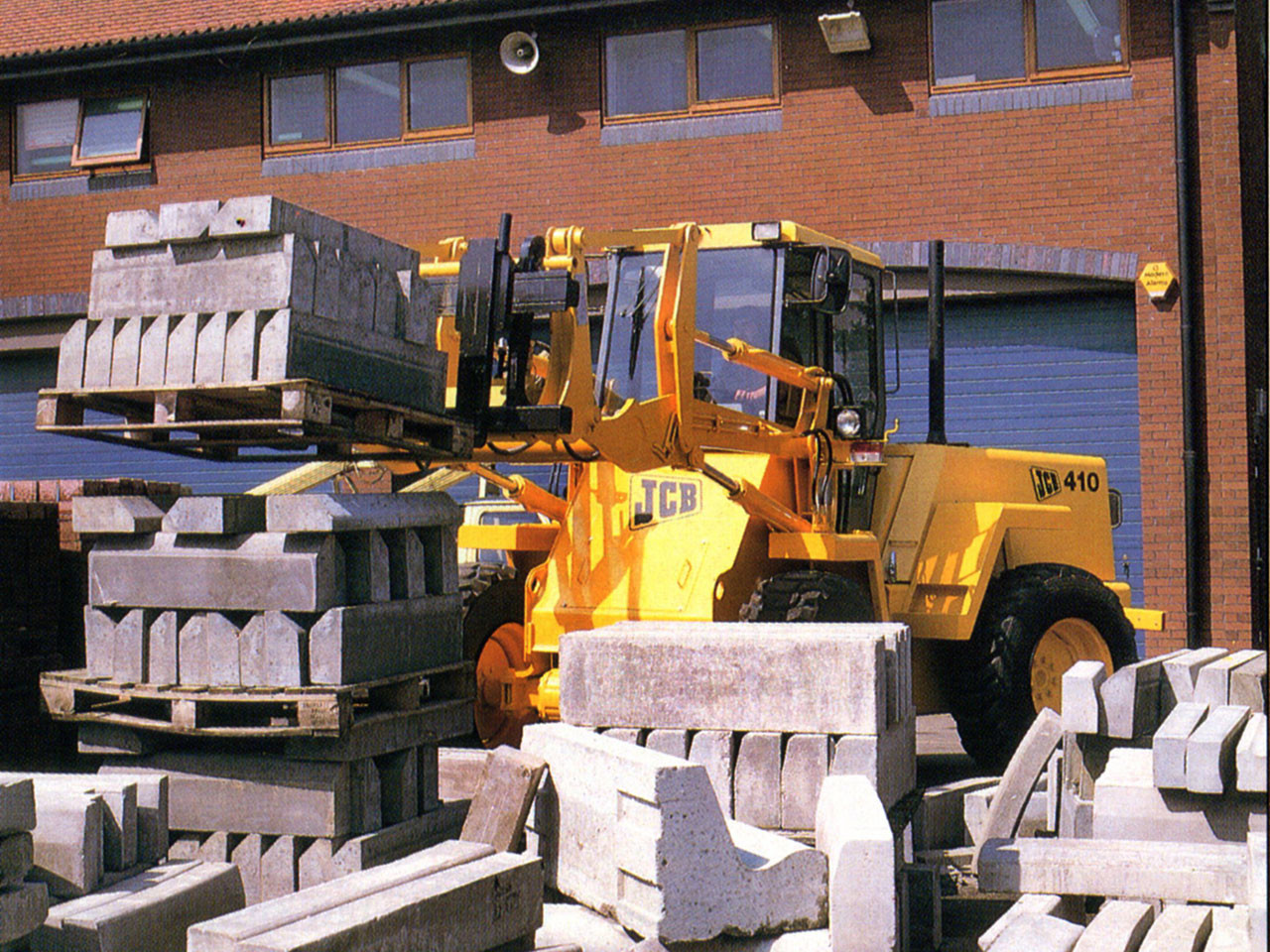 JCB nelle pagine della storia 1680x1050_1558611213_1981---the-410-wheeled-loader-is-launched-to-develop-a-market-for-smaller-customers-such-as-builders-merchants