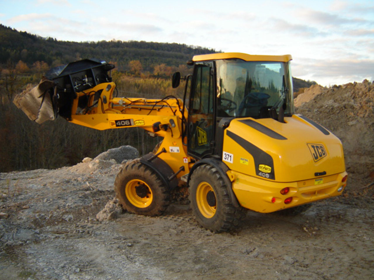 JCB nelle pagine della storia 1680x1050_1558611441_2005---the-406-compact-loader-wih-new-parallel-lift-geometry-was-introduced