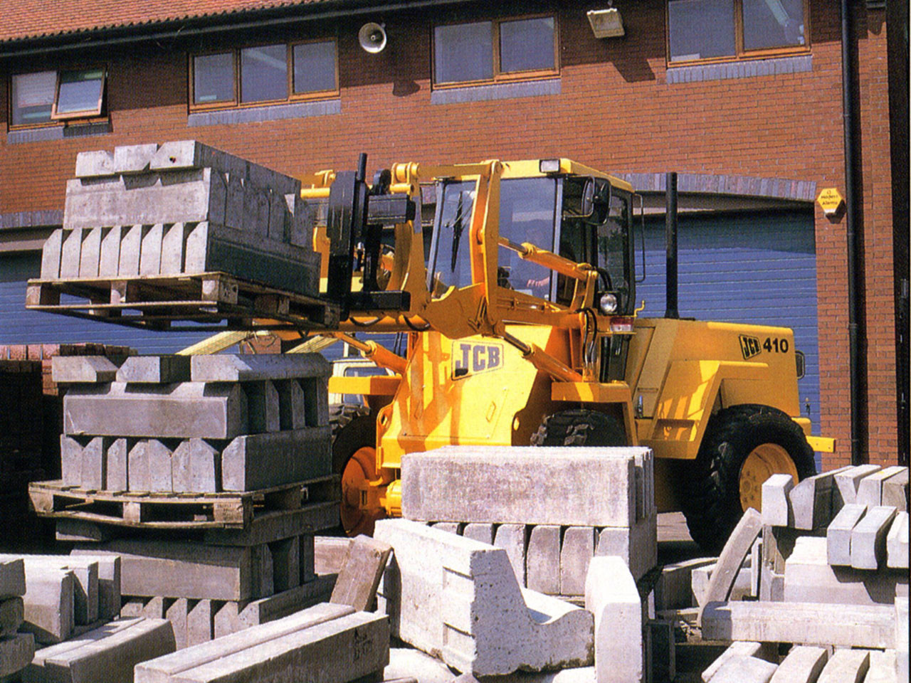 La pala gommata Jcb compie 50 anni 1680x1260_1558611213_1981---the-410-wheeled-loader-is-launched-to-develop-a-market-for-smaller-customers-such-as-builders-merchants