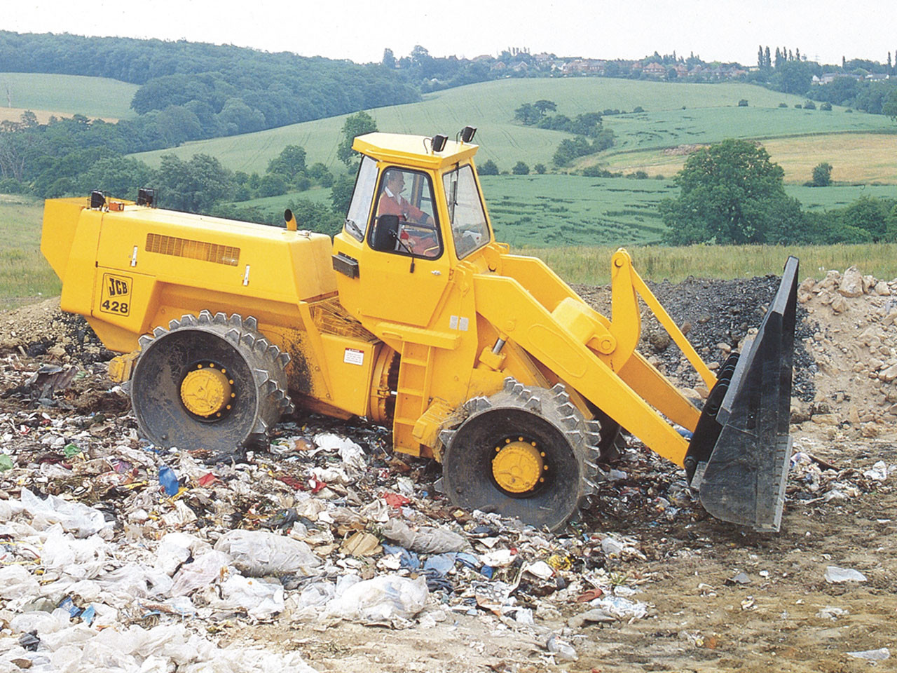 La pala gommata Jcb compie 50 anni 1680x1260_1558611213_1981---the-launch-of-the-428-landfill-compactor