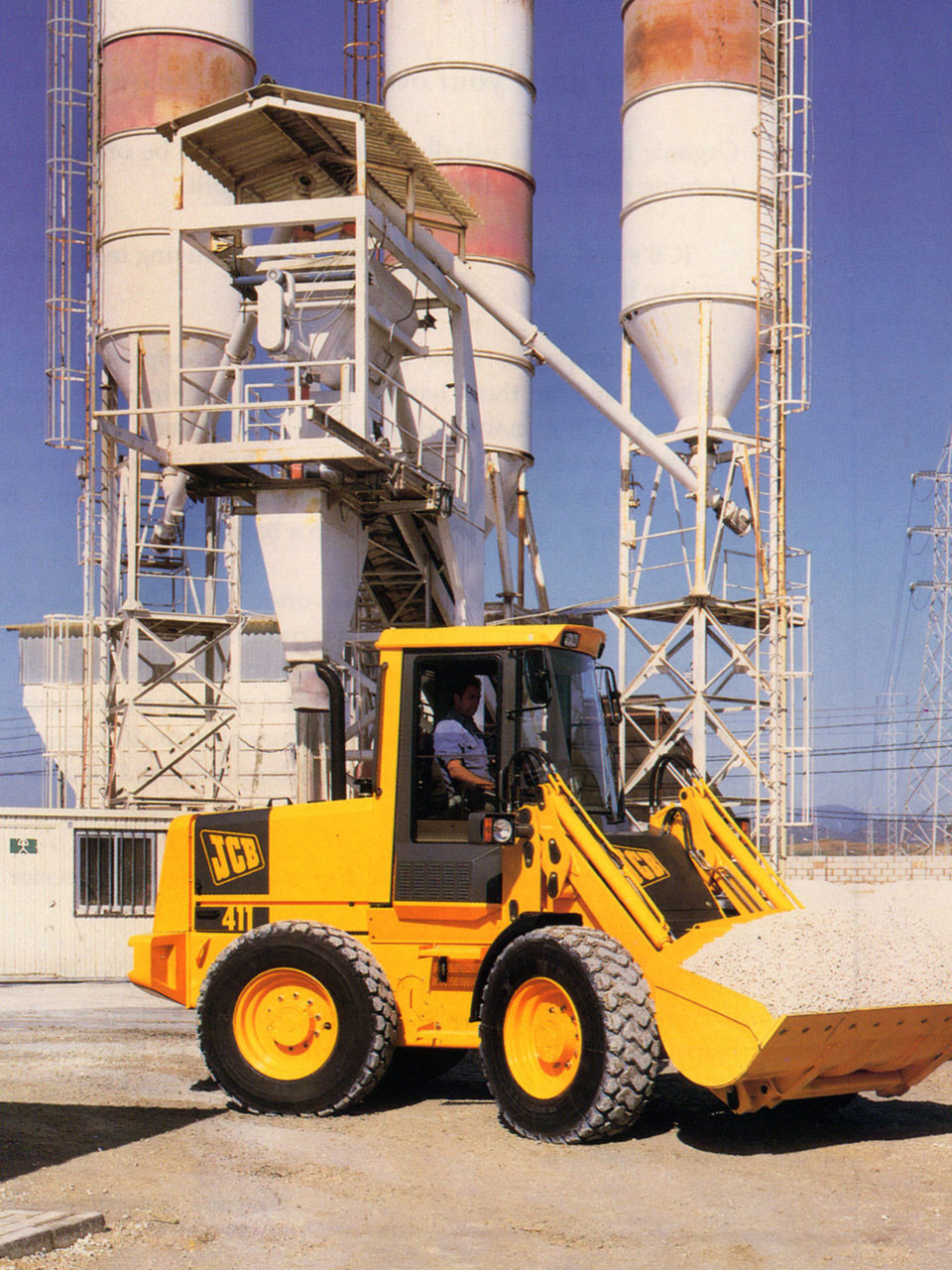 La pala gommata Jcb compie 50 anni 1680x1260_1558611346_1994---the-1.1-cubic-metre-bucket-capacity-411-is-launched-to-replace-the-jcb-410