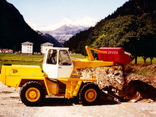 1971   along with the 418 the 413 was the first JCB designed machine and they featured cabs mounted on the front section of the machines