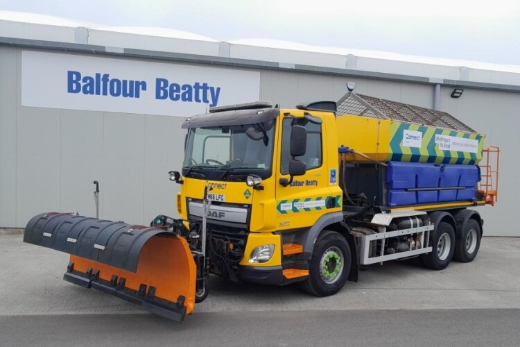 Salt spreader HGV retrofitted with a hybrid hydrogen system